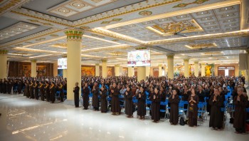 Hàng Nghìn Phật Tử Lắng Nghe Thầy Thích Đạo Thịnh Giảng Giải Trong Khóa Tu Địa Tạng