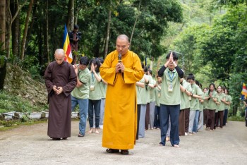 Hoàn mãn khóa tu sinh viên “Đường về Núi Tản” tại chùa Tản Viên