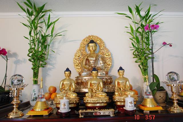 Ý Nghĩa Của Việc Cúng Nhang, Đèn,Hoa, Quả ,Trên bàn Phật