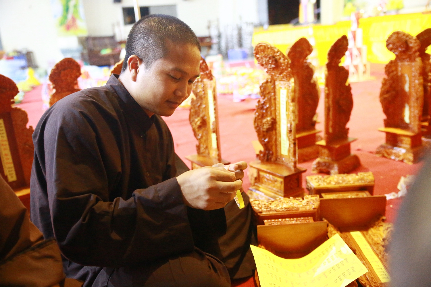 Công tác chuẩn bị bài vị tại nhà Pháp hội chùa Khai Nguyên