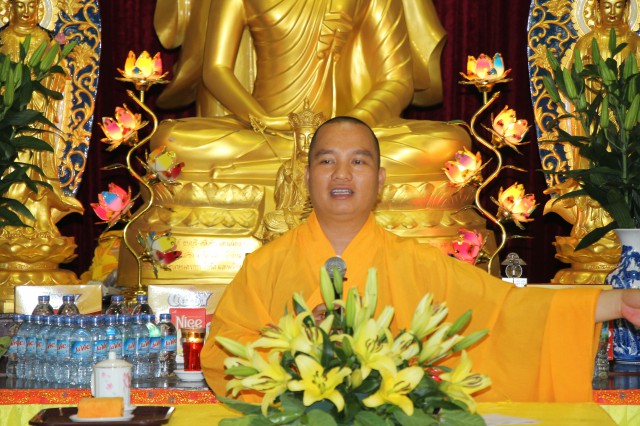 Đại Đức Thích Đạo Thịnh đang say sưa giảng pháp cho Phật tử huyện Ba Vì