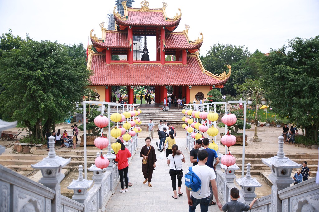 Nhân dân và Phật tử thưởng ngoạn cảnh chùa nhân ngày lễ Quốc Khánh