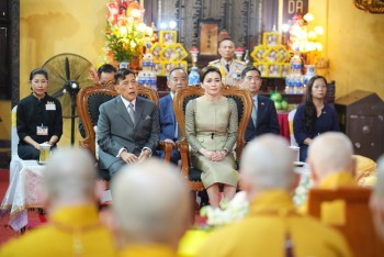 Nhà vua Thái Lan cùng Hoàng hậu thăm chùa Quán sứ và thắp nến cầu an