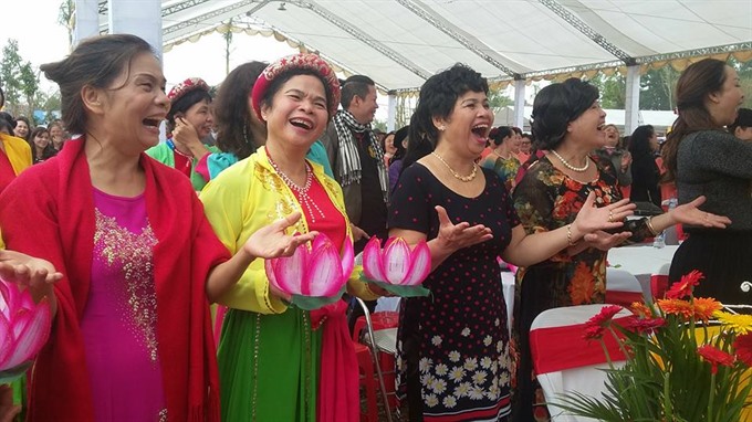 10,000 Buddhists laugh and set a record