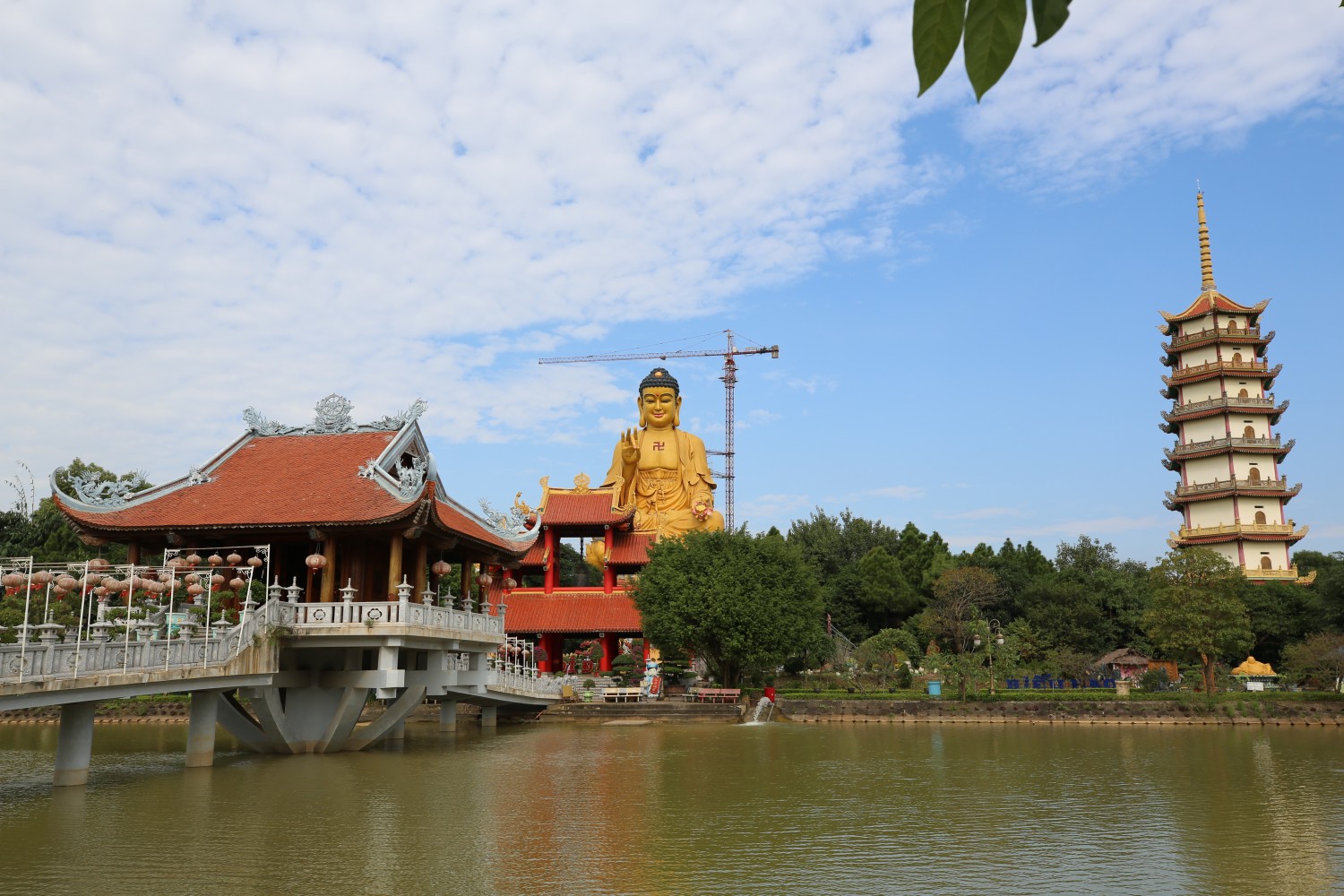 Cảnh Trước Cửa Ao Phóng Sinh Chùa Khai Nguyên