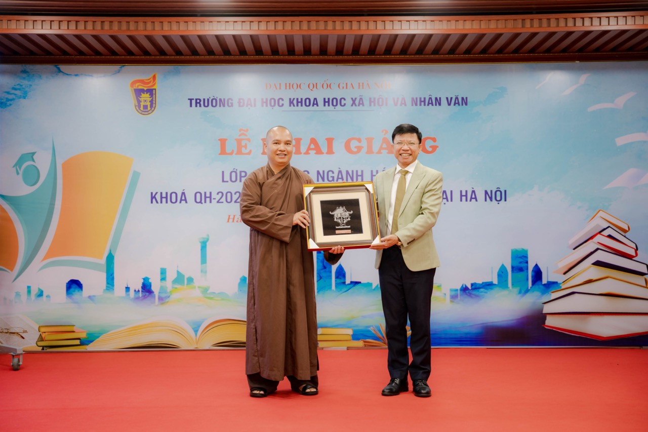 Hiệu Trưởng trường ĐH KH XH&NV tặng quà chúc mừng Đại Đức trụ trì Chùa Khai Nguyên