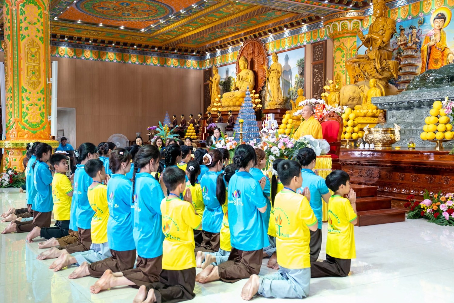 Những giọt nước mắt hạnh phúc trong ngày bế mạc Khóa tu mùa hè Thắp sáng niềm tin lần thứ X tại chùa Khai Nguyên