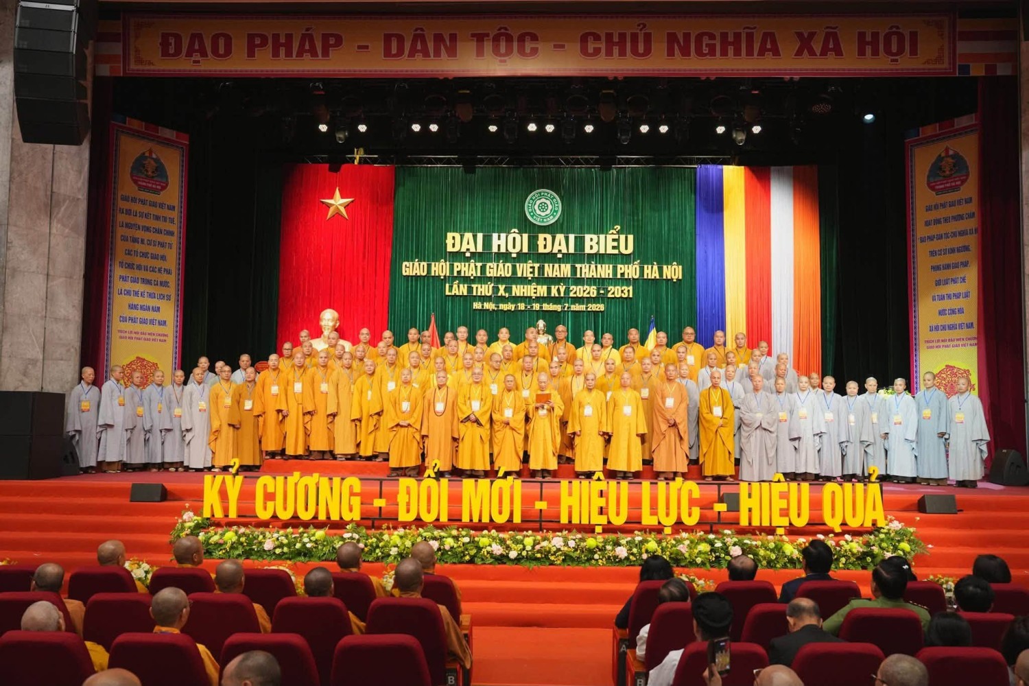 Lãnh đạo các cơ quan Trung ương, TP. Hà Nội tặng cờ lưu niệm và chúc mừng tân BTSPG thành phố Hà Nội.