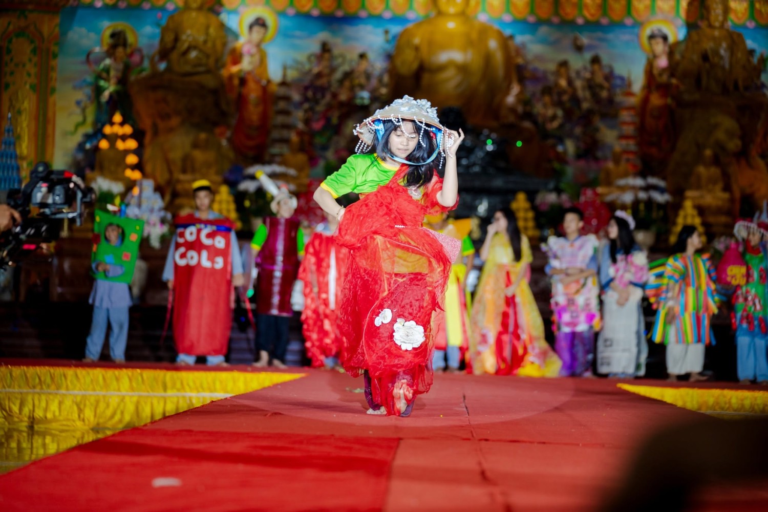 SẮC MÀU SÁNG TẠO CHƯƠNG TRÌNH TRÌNH DIỄN THỜI TRANG TÁI CHẾ TẠI KHÓA TU MÙA HÈ THẮP SÁNG NIỀM TIN LẦN THỨ X